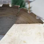 Er der nogen særlige tips til at skære lige linjer med en håndrundsav?