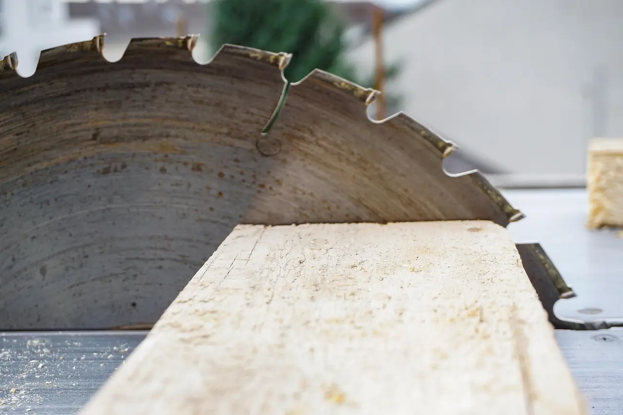 Er der nogen særlige tips til at skære lige linjer med en håndrundsav?