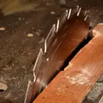 Kan jeg lave et holdbart udendørs PAOK-skilt med en almindelig rundsav?